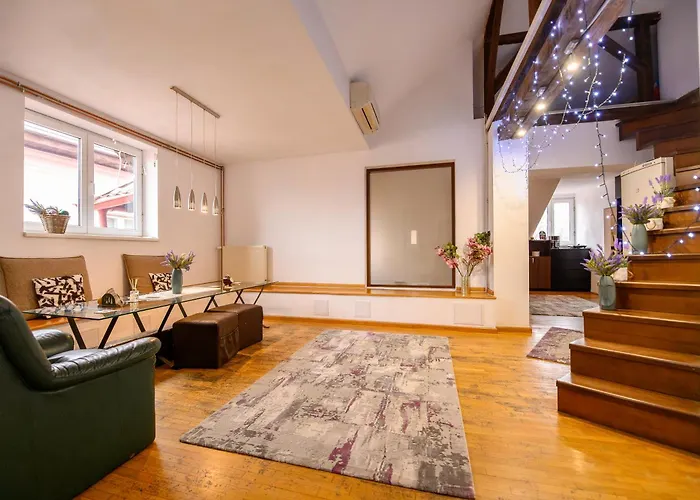 Apartment Lavender Attic W Ac Working Desks *